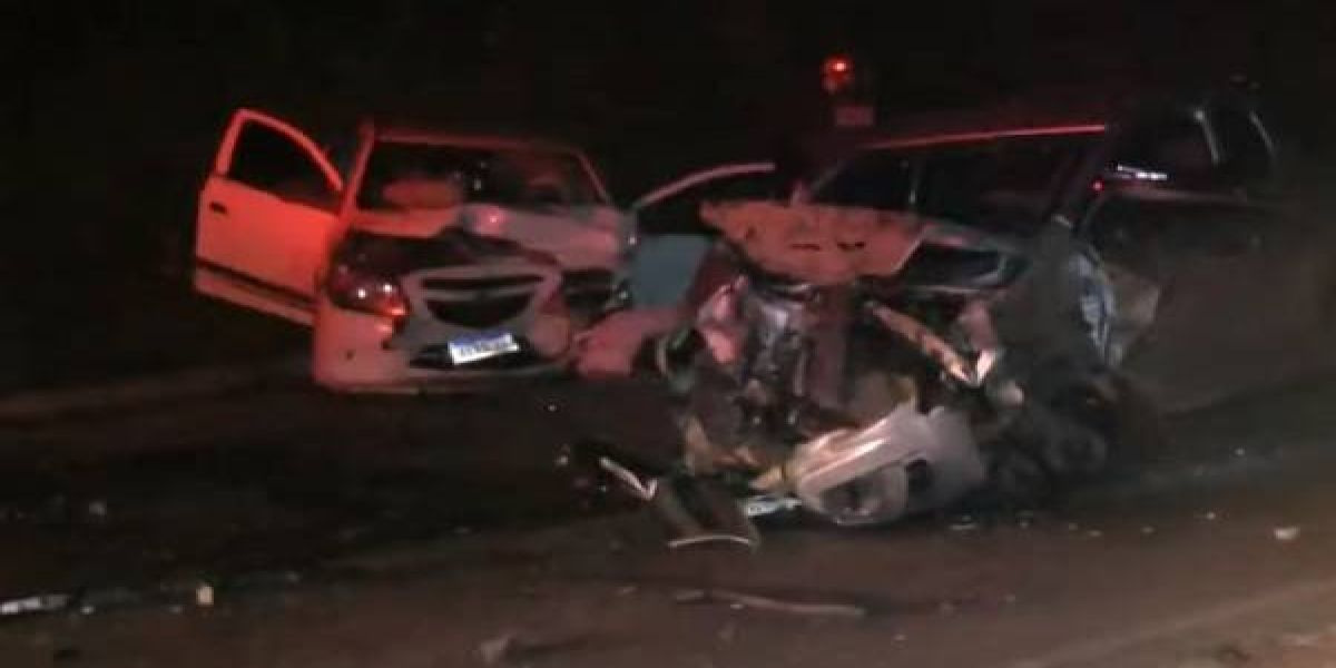 Acidente envolvendo três carros na Rodovia dos Minérios deixa uma pessoa morta