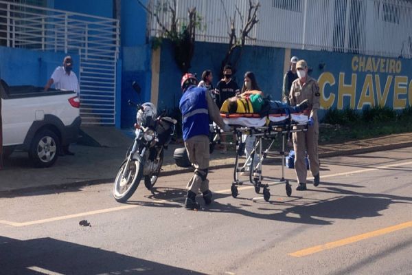Motociclista colide em Megane que saía de um posto de combustíveis na Rua Ipanema