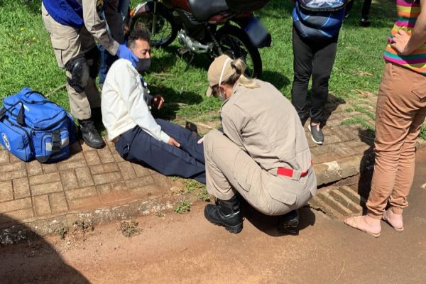 Imagem referente a notícia: Motociclista se envolve em acidente pela segunda vez na Rua Domiciano Theobaldo Bresolin