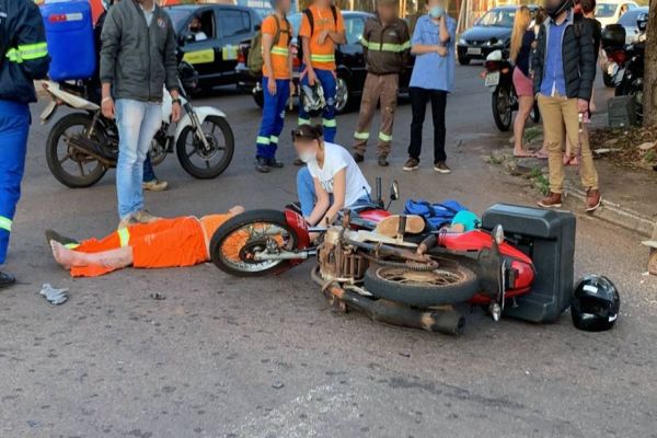 Imagem referente a notícia: Dois motociclistas ficam feridos após colisão entre três veículos na Rua Jacarezinho
