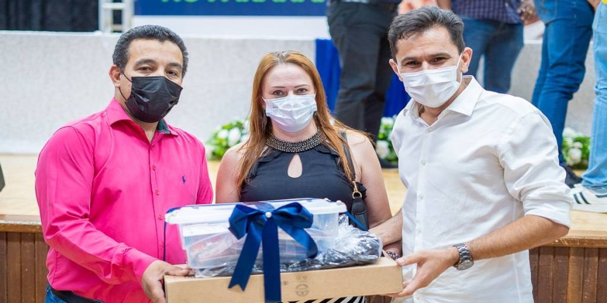 Pacheco entrega kits de robótica para colégios Cascavel e Santa Lúcia