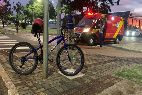 Jovem fica ferido após colisão entre bicicletas na ciclovia da Avenida Brasil