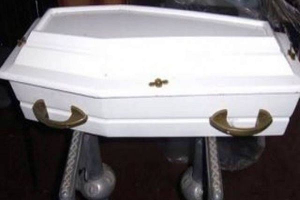 Imagem referente a notícia: Família abre caixão durante velório e corpo de criança não estava