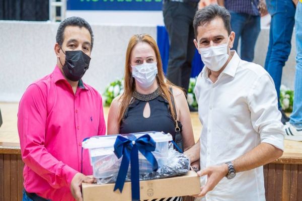Pacheco entrega kits de robótica para colégios Cascavel e Santa Lúcia
