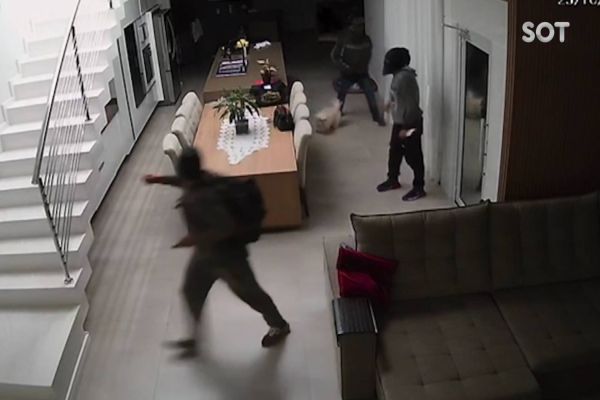 Imagem referente a notícia: Câmera registra ação de três bandidos no Pq. São Paulo; PC pede ajuda para localizar os criminosos