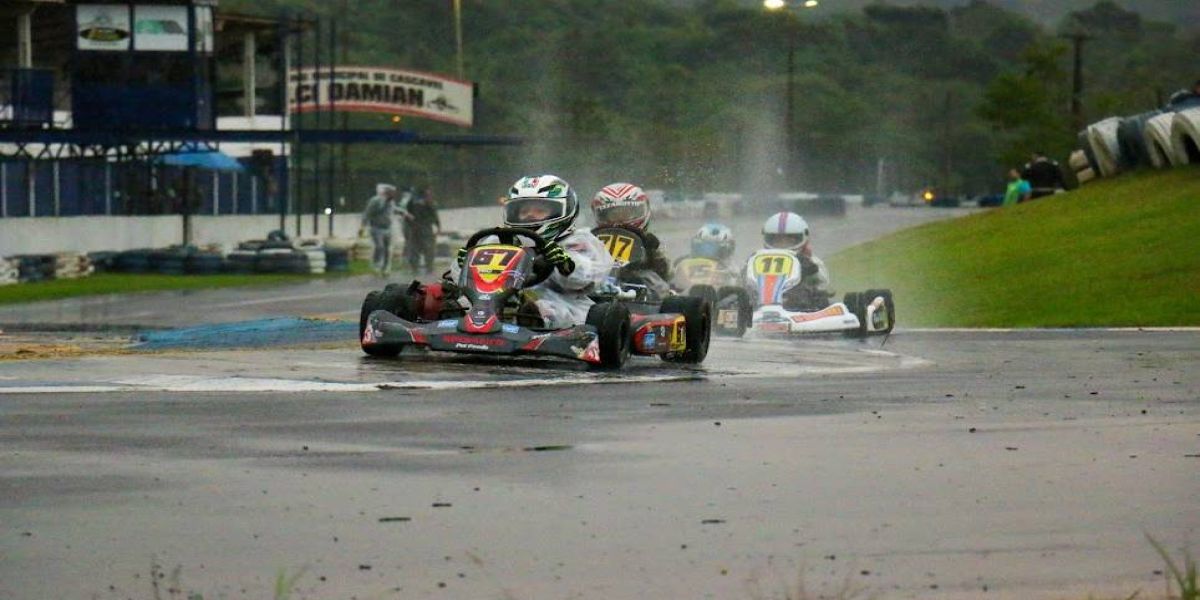 Em dia de temporal, Cascavel conhece os campeões do Metropolitano de Kart