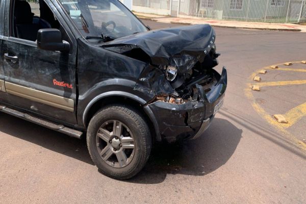 Imagem referente a notícia: Forte colisão de trânsito é registrada na Rua Flamboyant