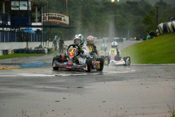 Em dia de temporal, Cascavel conhece os campeões do Metropolitano de Kart