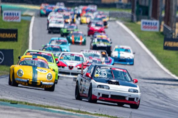 Volta do público ao autódromo de Cascavel marca etapa final da Gold Classic