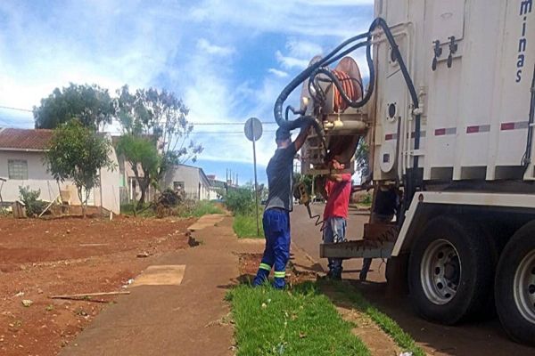 Imagem referente a notícia: Secretaria de Obras realiza desobstrução em bocas de lobo e encontram televisores de tubo em bueiros