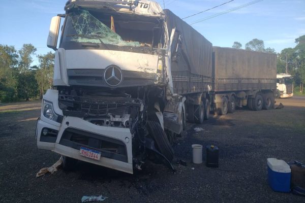 Imagem referente a notícia: Motorista de Cascavel morre após colisão frontal entre dois caminhões na PR-483