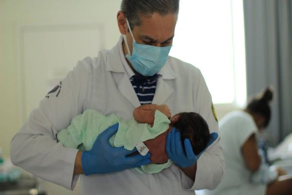 Osteopatia neonatal: atendimento preventivo no Huop ajuda na amamentação