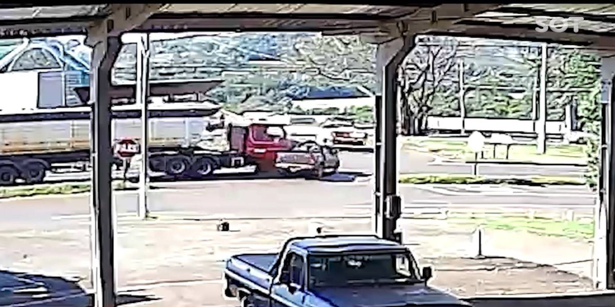 Câmera flagra batida entre carreta e Hillux no trevo da BR-277 em São Miguel do Iguaçu; vídeo