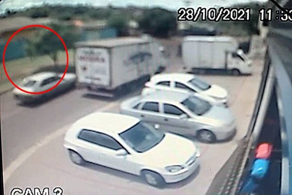 Câmera de segurança registra carro que atropelou trabalhador na Av. Corbélia, em Cascavel