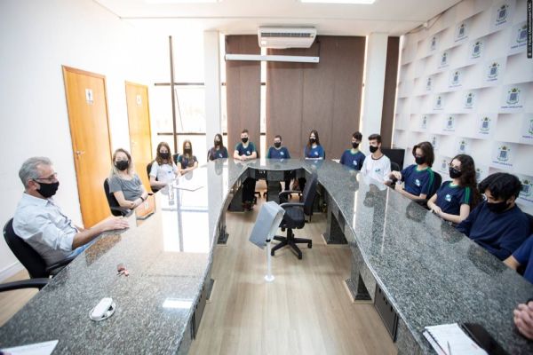 Professor Santello recebe alunos de curso técnico do CEEP na Câmara Municipal