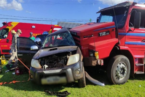 Homem fica em estado grave após colisão entre carreta e caminhonete na BR-277 em São Miguel