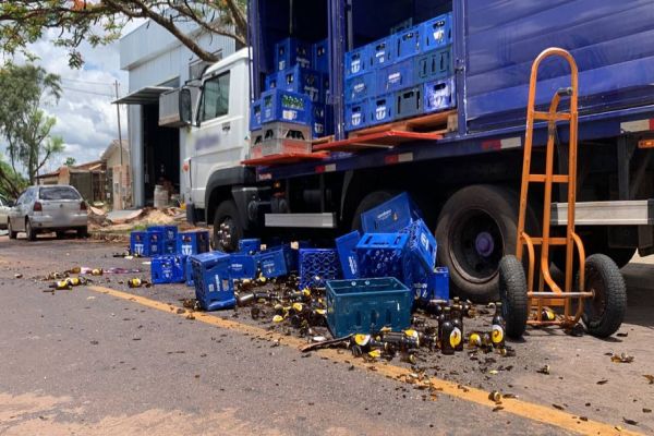 Imagem referente a notícia: Trabalhador fica ferido após ser atropelado por automóvel no Bairro Periolo; Carro foge após colisão