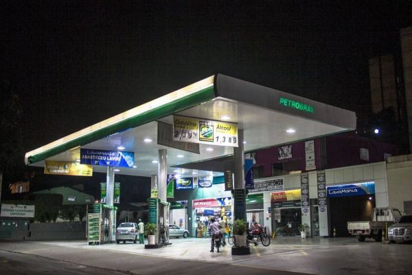 Comando Vermelho ameaça por fogo em postos de gasolina se preço não baixar