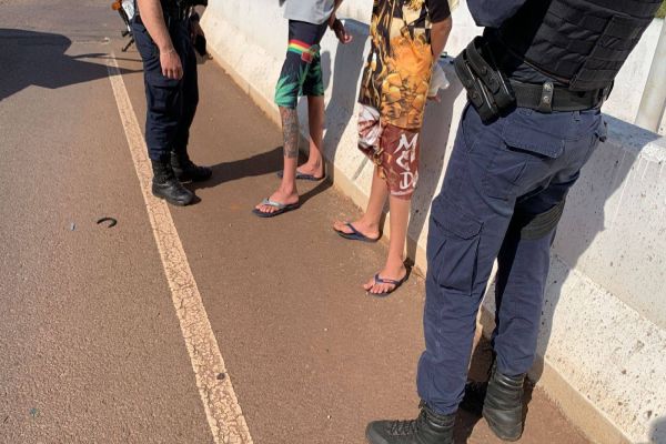 Imagem referente a notícia: Jovens são detidos pela GM com porções de maconha e dinheiro sem origem declarada na PRc-467
