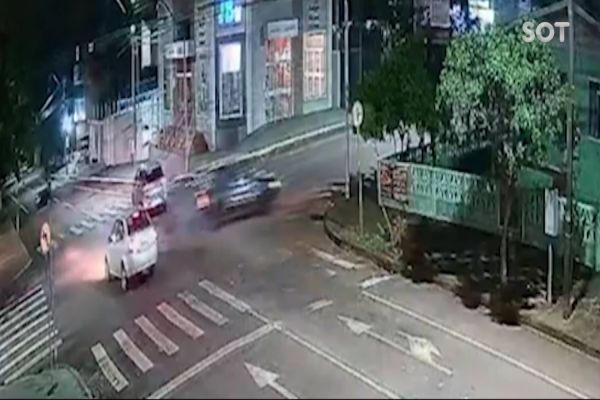 Câmera de segurança registra tombamento na Rua Cuiabá em Cascavel
