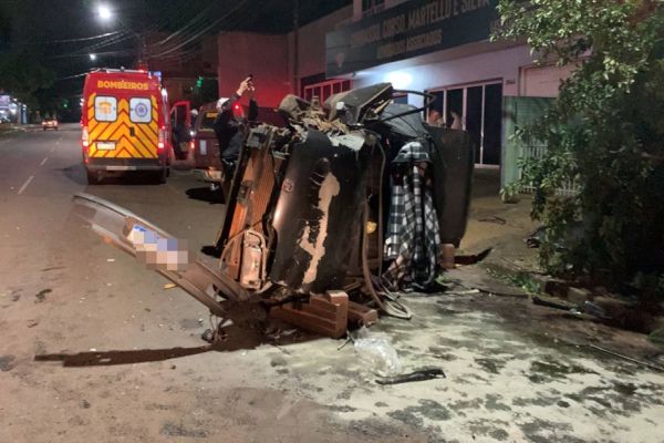 Imagem referente a notícia: Veículo colide contra árvore e motorista fica preso nas ferragens na Rua Cuiabá em Cascavel