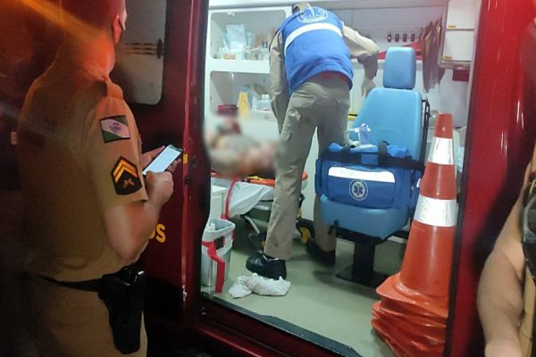 Confusão termina com dois baleados em estado grave e um veículo capotado na Av. Tancredo Neves