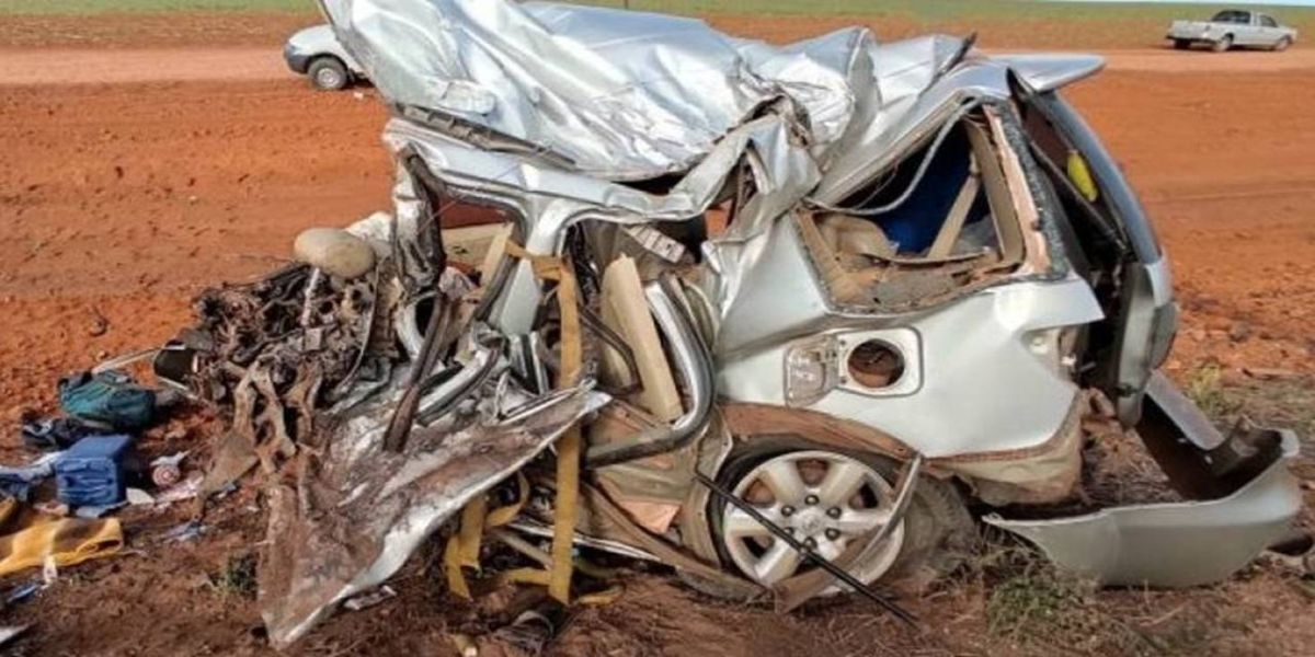 13 pessoas morrem em acidente entre caminhonete e van que transportava pacientes em MT