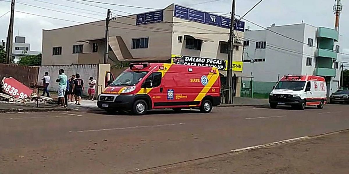 Carro colide contra muro de empresa e motorista fica inconsciente