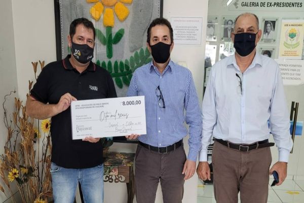 Colaboradores e Daycoval doam R$ 8 mil para a Apae Cascavel