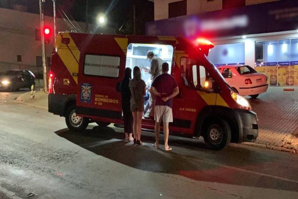 Jovem de 18 anos sofre laceração no tornozelo após colisão de trânsito na Av. Piquiri