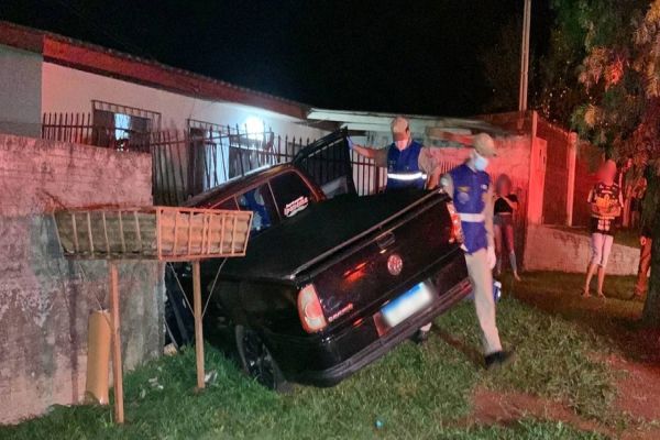 Imagem referente a notícia: Durante fuga após colisão de trânsito, Saveiro atinge muro e invade residência no Bairro Brasília