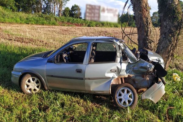 Corsa fica destruído após colidir contra árvore na BR-277 em Guaraniaçu
