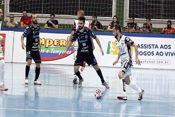 Cascavel Futsal faz 6, goleia e se classifica para as quartas da Liga Nacional