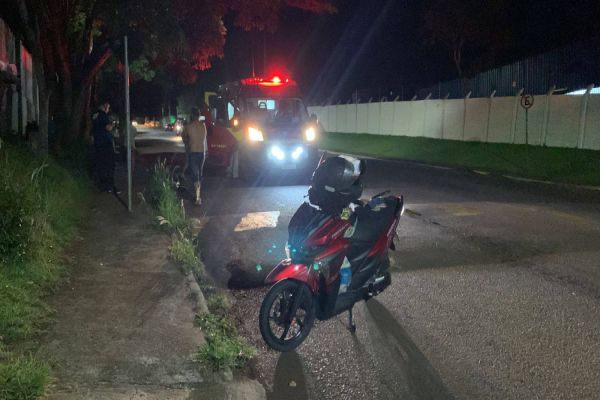 Imagem referente a notícia: Motociclista sofre queda após passar por mancha de óleo na Rua Jacarezinho
