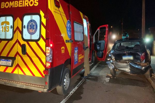 Imagem referente a notícia: Corsa colide em Celta estacionado na marginal da PRc-467, deixa duas ocupantes e foge na sequência
