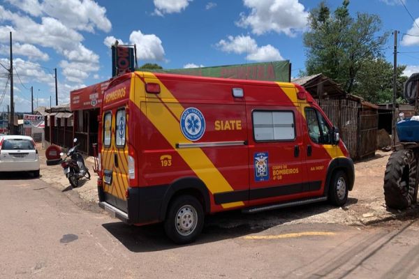 Imagem referente a notícia: Homem fica em estado grave após colisão entre carro e moto na Rua Estilac Leal