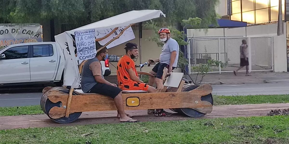 Viralizou: rapazes são flagrados com carro dos “Flintstones” em Maringá; vídeo