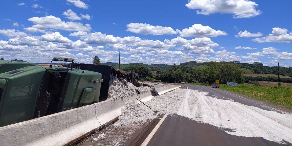 Bitrem tomba na BR-163 em Lindoeste