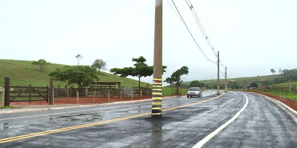 Estrada no ES é inaugurada com postes no meio da pista