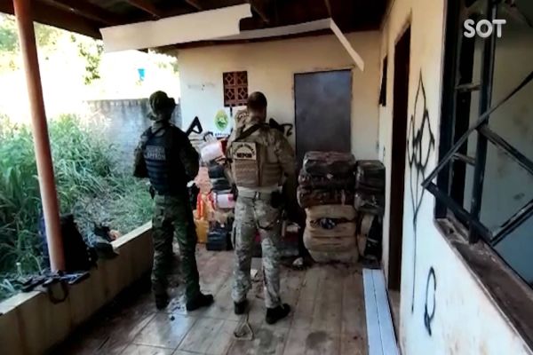 Imagem referente a notícia: BPFRON e Polícia Federal apreendem 802 kg de substância análoga a maconha em Guaíra