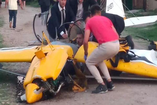 Avião cai após realizar acrobacia em casamento: Veja o vídeo