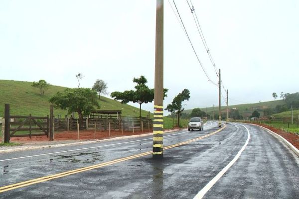 Estrada no ES é inaugurada com postes no meio da pista