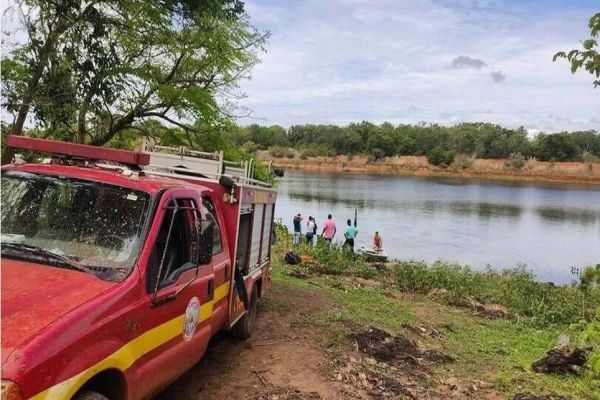 Homem pula em lago para fugir de abelhas e é atacado por piranhas