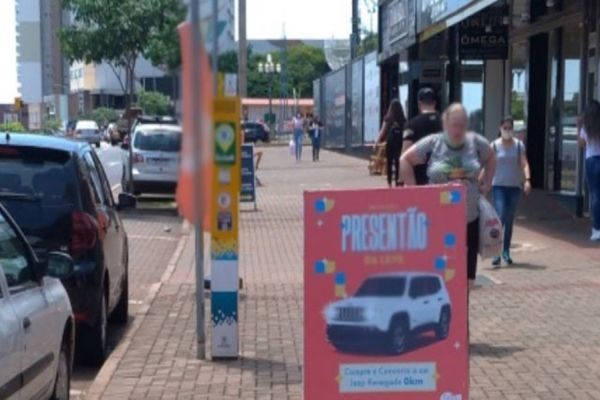 Excesso de placas em vias públicas leva a Prefeitura a alertar sobre irregularidades
