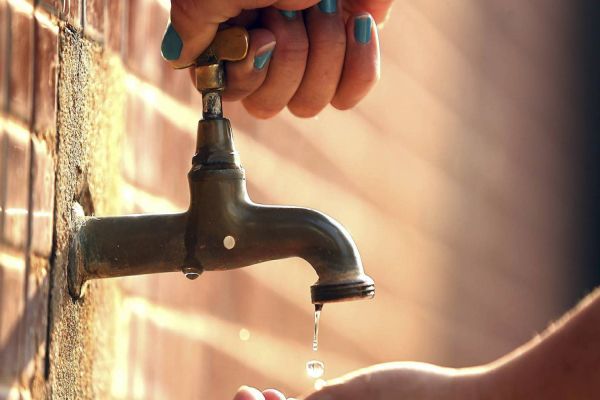 Rompimento de adutora interrompe o abastecimento em bairros de Cascavel
