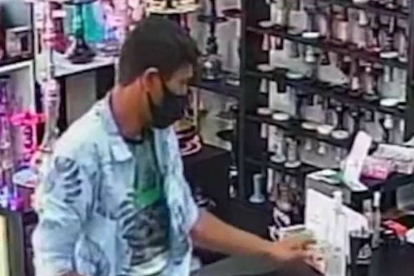 Imagem referente a notícia: Câmera de segurança registra homem furtando em tabacaria no Bairro Neva