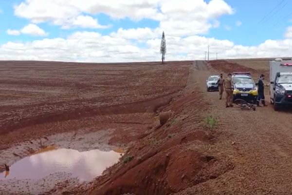 Ciclistas encontram idoso morto perto de poça de água em estrada rural de Rolândia