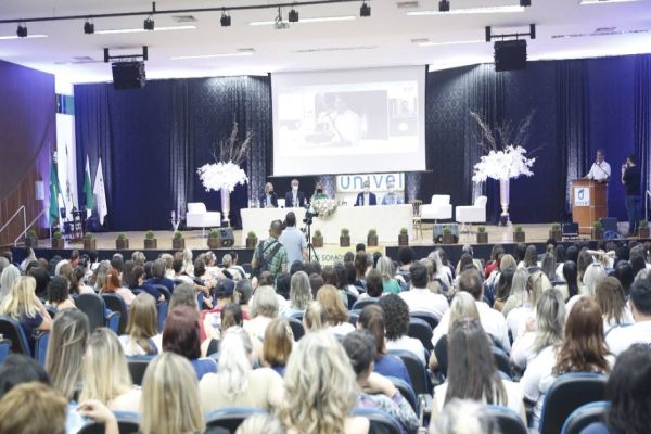 Paranhos participa de evento da educação que reuniu 138 municípios em Cascavel