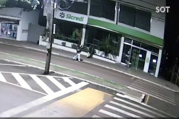 Imagem referente a notícia: Câmeras de segurança registram ação de assaltantes em Três Barras do Paraná
