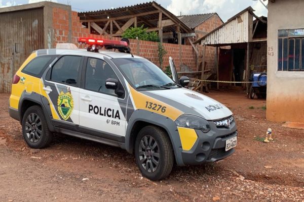 Imagem referente a notícia: Homem de 32 anos é encontrado morto dentro de residência no Bairro Veneza